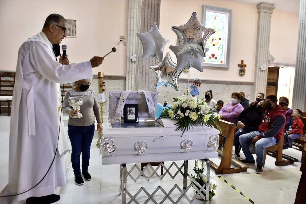 La familia del pequeño Lían lo despidió ayer con una ceremonia de cuerpo presente en la Parroquia San Marcos de Torreón. (ÉRICK SOTOMAYOR)