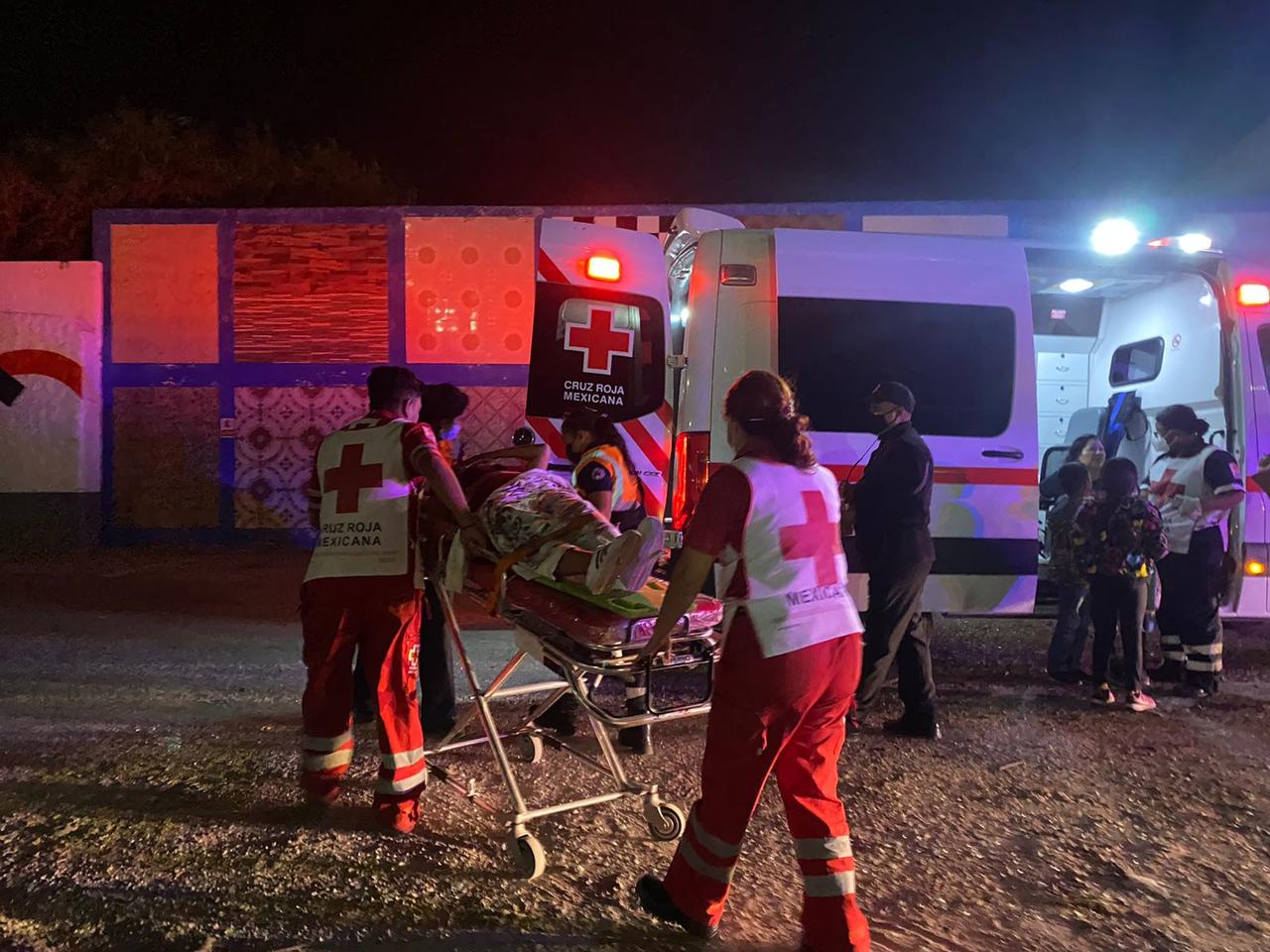 Ambas mujeres fueron trasladadas al hospital. (EL SIGLO DE TORREÓN)