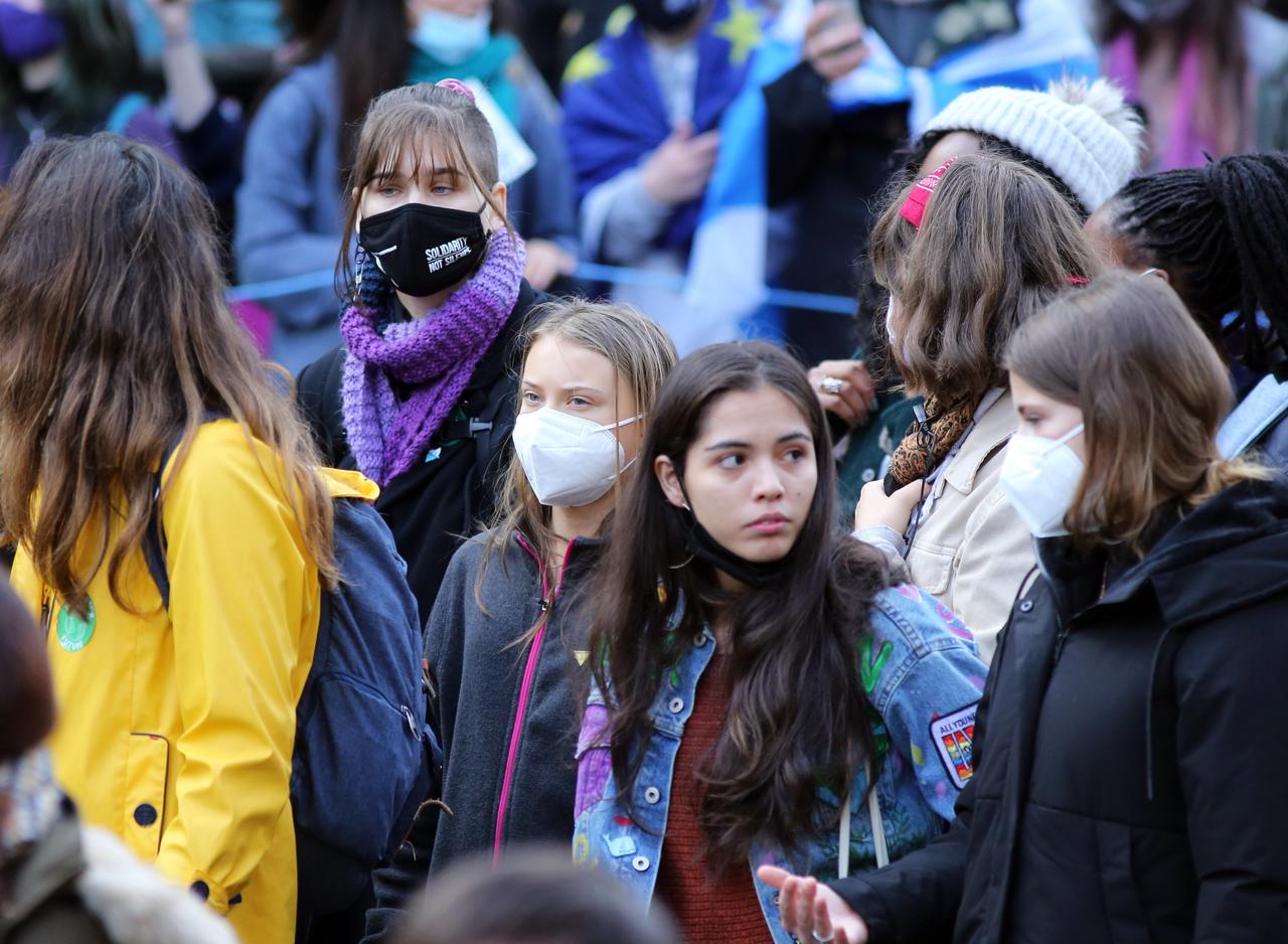 Miles de jóvenes, entre ellos Greta Thunberg, tomaron este viernes la ciudad de Glasgow en la protesta climática de la organización Fridays For Future ('Viernes por el futuro', FFF en inglés), y en sus calles rugieron contra el “bla, bla, bla” y las “promesas vacías” de la Cumbre del Clima (COP26). (ARCHIVO) 

 