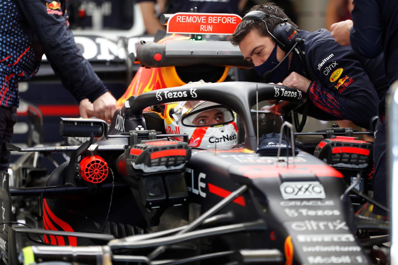 Max Verstappen (Red Bull) se impuso a su rival por el campeonato, el británico Lewis Hamilton (Mercedes), en el ensayo de vuelta rápida que ambos hicieron durante los segundos entrenamientos libres del Gran Premio de México.
