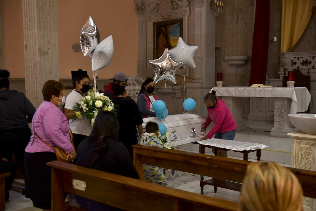 El pequeño Lían, de dos años de edad, fue velado el pasado jueves y hubo misa de cuerpo presente en la Parroquia de San Marcos de este municipio de Torreón.