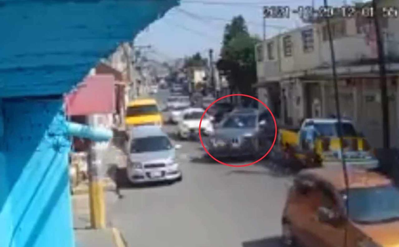 En el video se aprecia a Ocaña estacionar su camioneta, mientras espera a una de las personas que lo acompañaban el día de su muerte en la carretera Chamapa-Lechería en Cuautitlán Izcalli (ESPECIAL) 