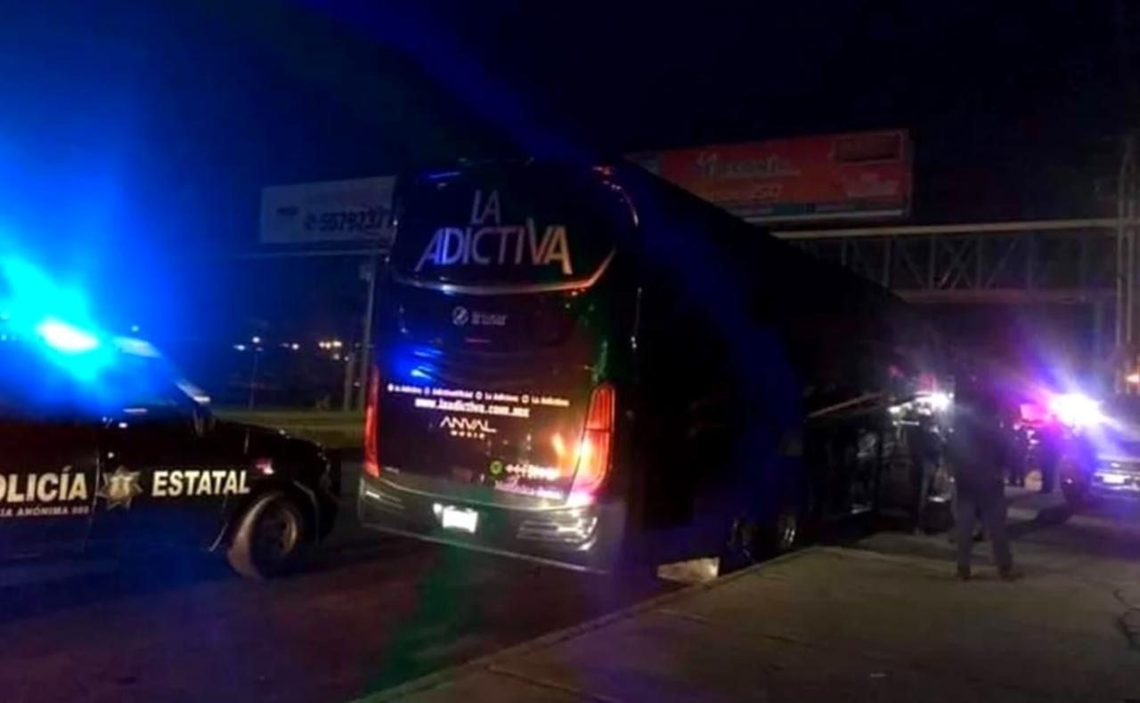 Un grupo de hombres armados, atacó esta madrugada el autobús en el que comúnmente viajan los miembros de La Adictiva Banda San José de Mesillas.