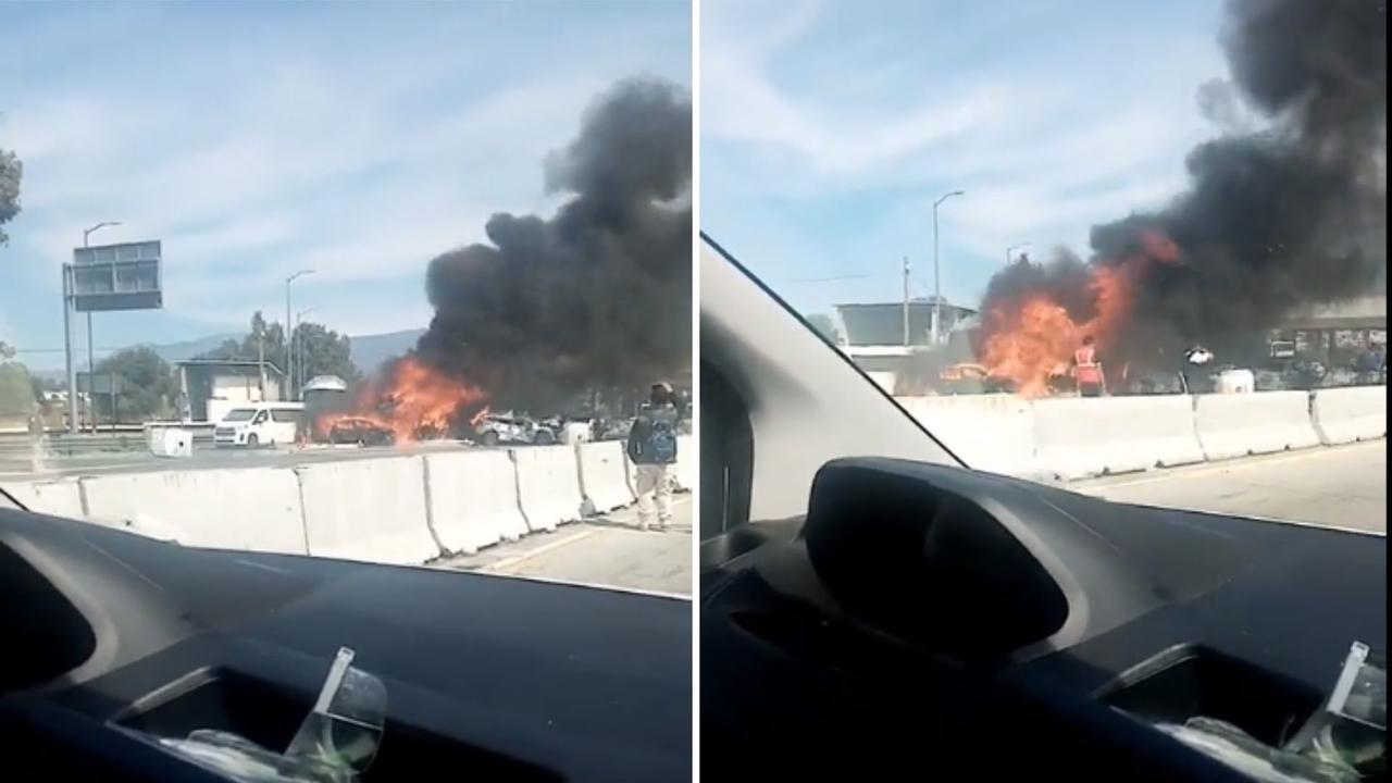 Un accidente de tráfico en Puebla (centro), en la carretera en dirección a la Ciudad de México, dejó este sábado 19 muertos después de que un camión perdiera el control y líquido inflamable causara un incendio, informaron las autoridades. (CAPTURA TWITTER) 
