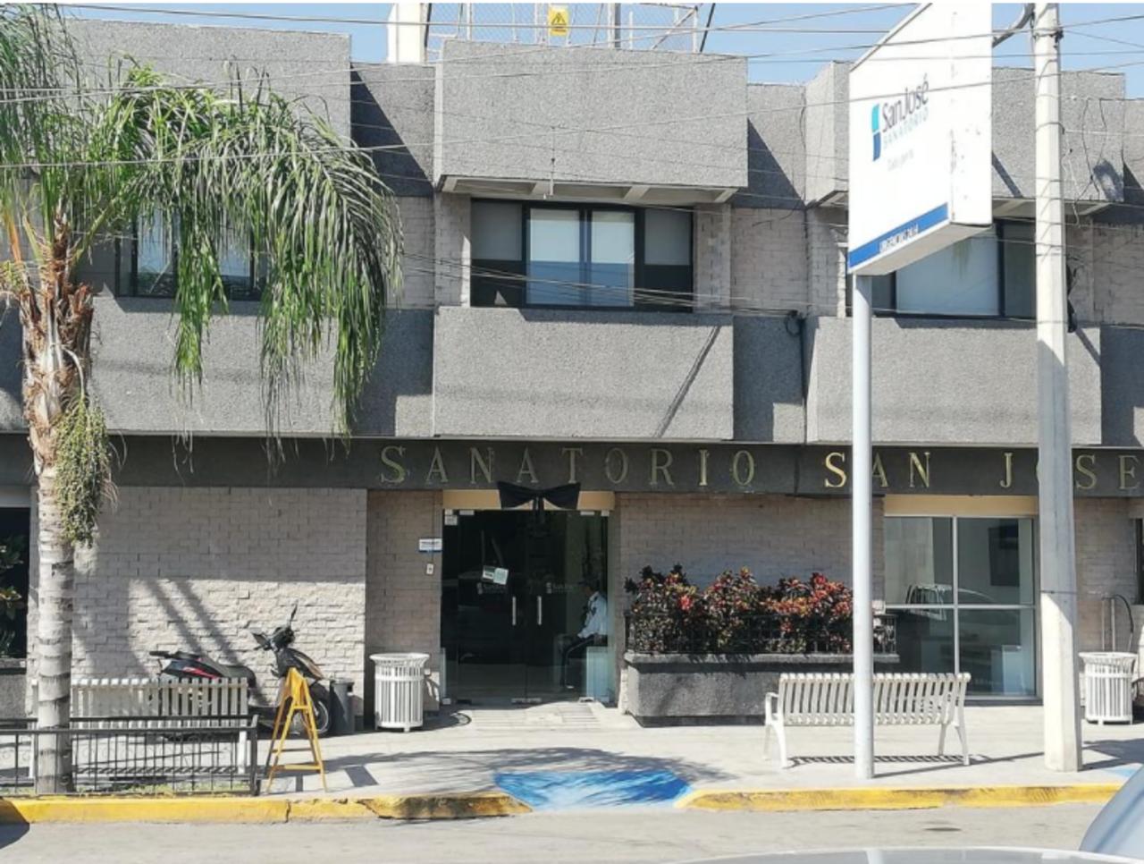 Por oponerse a asalto empleado de Oxxo es apuñalado en Lerdo, fue trasladado a la Clínica San José de Gómez Palacio para que recibiera atención médica.
