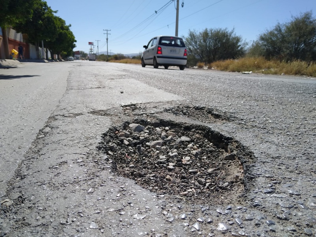 Piden mejorar condiciones del pavimento e instalar alumbrado público en la calle Gilberto Rodríguez de Torreón. (ROBERTO ITURRIAGA)