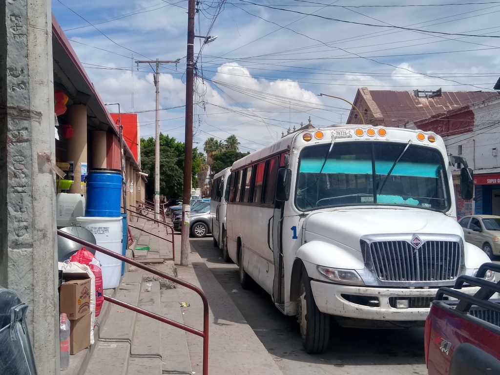 Desde el año pasado se restringió el servicio de transporte en la zona urbana de San Pedro; solo se cubría una ruta. (EL SIGLO DE TORREÓN / Mary Vázquez)