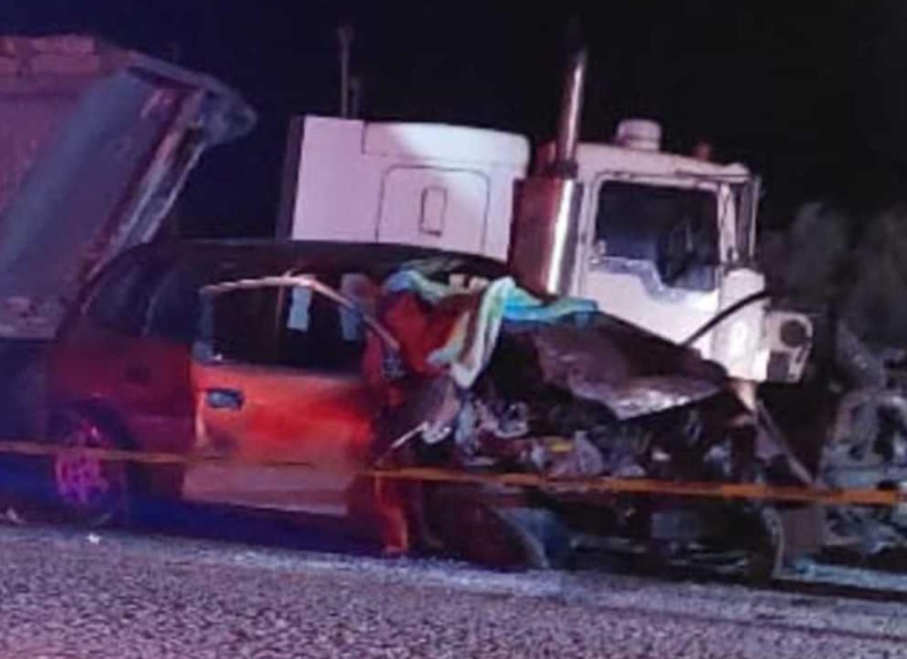 El vehículo Chevy se impactó de frente contra un tráiler en el municipio de Francisco I. Madero. (EL SIGLO DE TORREÓN)