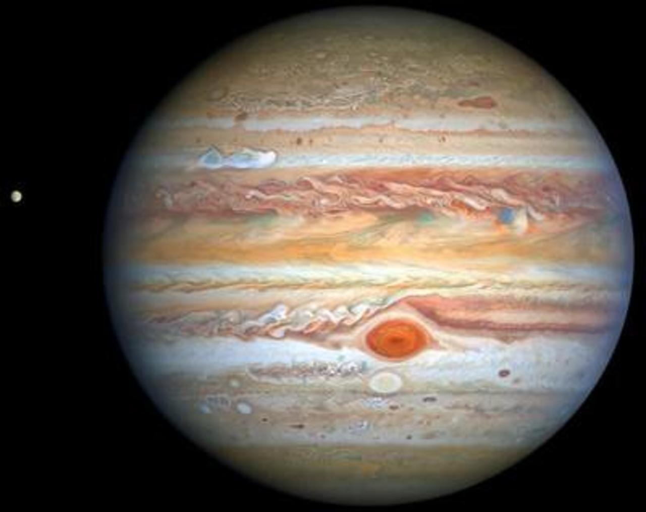 La Gran Mancha Roja de Júpiter, el mayor y más emblemático vórtice del Sistema Solar, se ha observado durante al menos dos siglos. Ahora, un equipo internacional de investigadores ha constatado que este torbellino se extiende más profundamente en el gigante gaseoso de lo esperado. (ESPECIAL) 
 