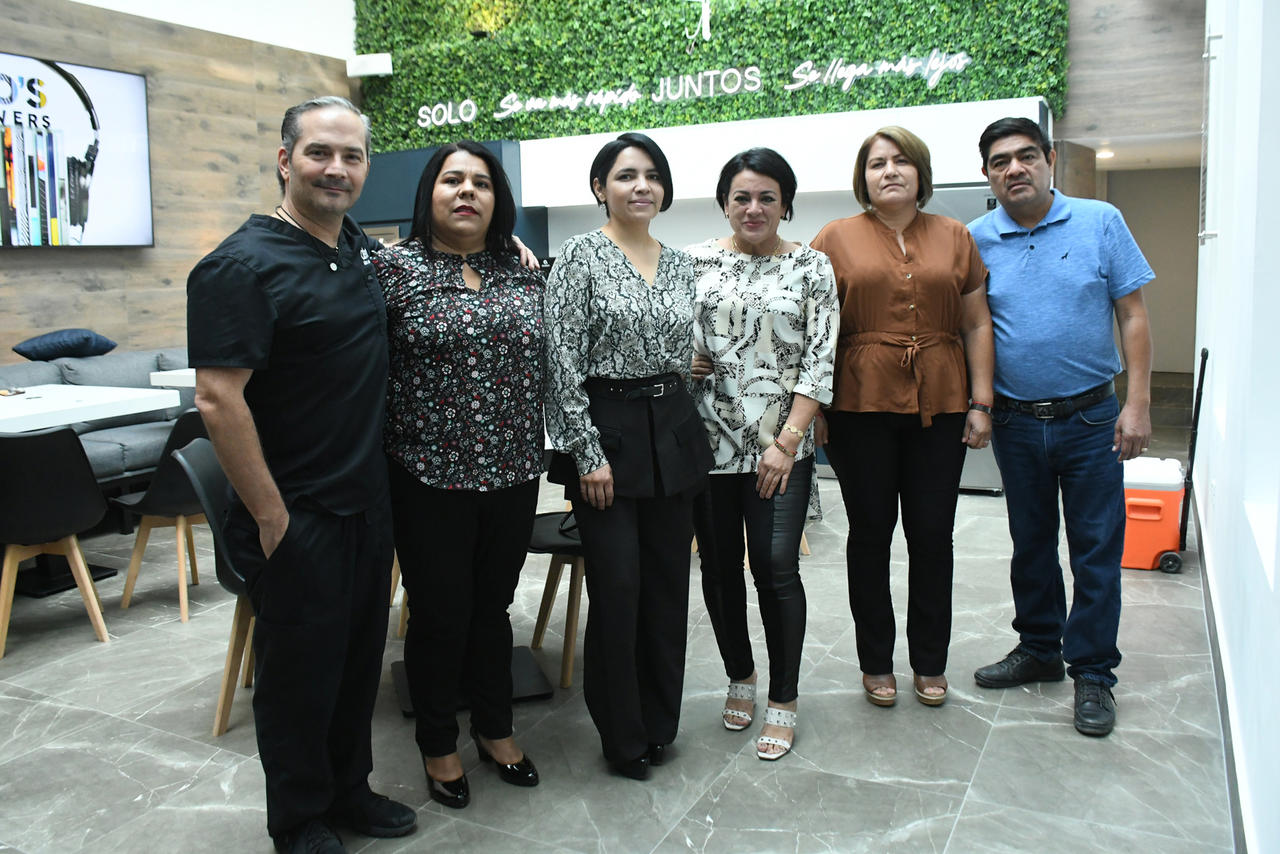 Ex alumnos de la Facultad de Odontología, Unidad Torreón. (FERNANDO COMPEÁN)