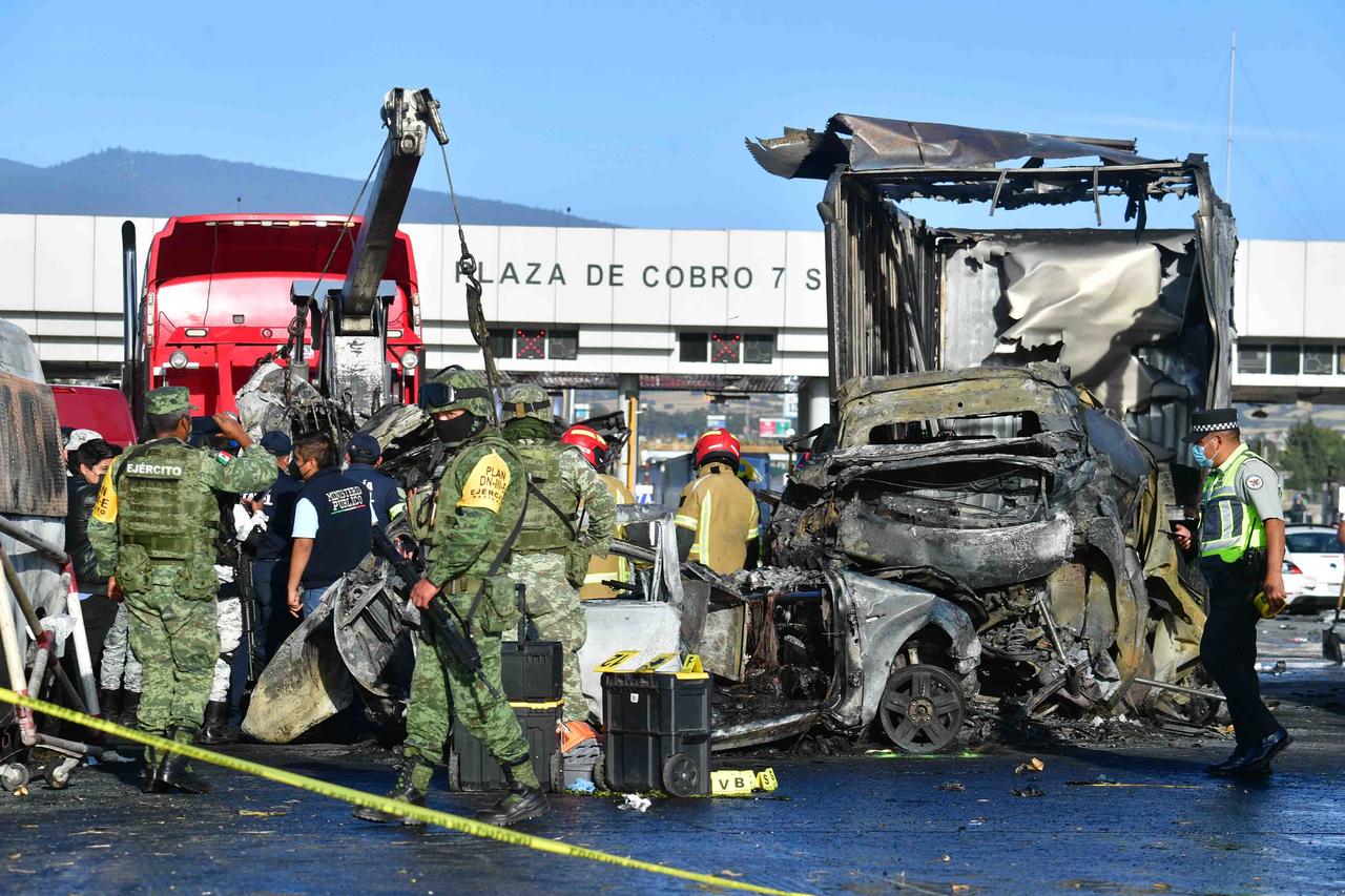 Camión de carga ya iba en llamas cuando se estrelló, según bomberos. (EL UNIVERSAL)