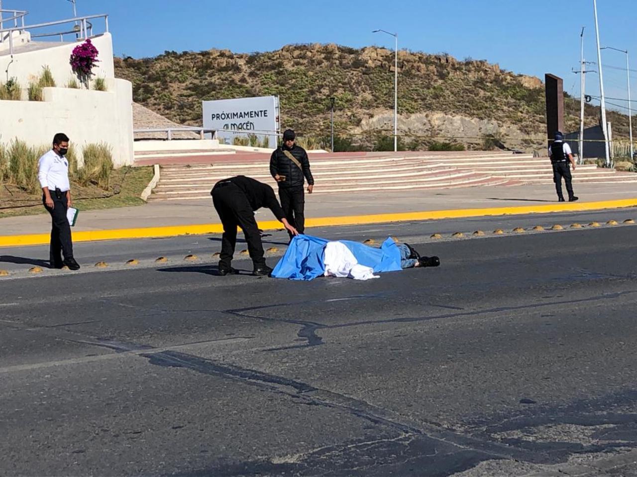 Quienes presenciaron lo ocurrido de inmediato pidieron la presencia de paramédicos a través del Sistema Estatal de Emergencias 911, arribando al lugar elementos de la Policía Preventiva Municipal de Saltillo, quienes acordonaron la zona.

