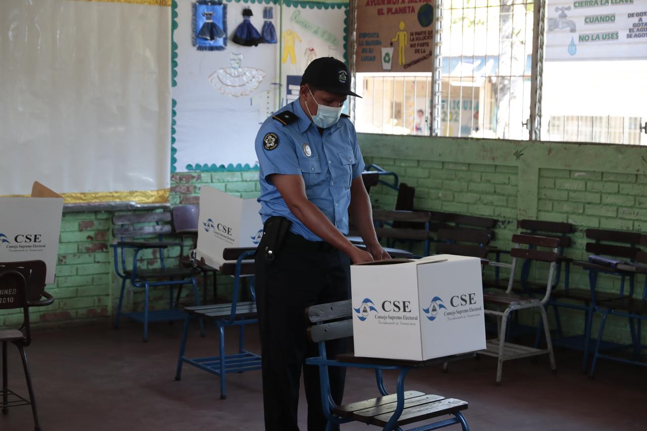 Los primeros centros de votación de Nicaragua, en Managua, abrieron este domingo sus puertas antes de las 07:00 hora local (13:00 GMT), en unas elecciones en las que el actual presidente, Daniel Ortega, en el poder desde el 2007, busca su quinto mandato y cuarto consecutivo. (ARCHIVO) 