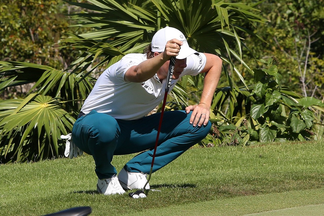 El golfista mexicano Carlos Ortiz en acción durante el Torneo Mayakoba hoy domingo, que se celebra en el Club de Golf El Camaleón en Playa del Carmen, estado de Quintana Roo (México). EFE/ Alonso Cupul