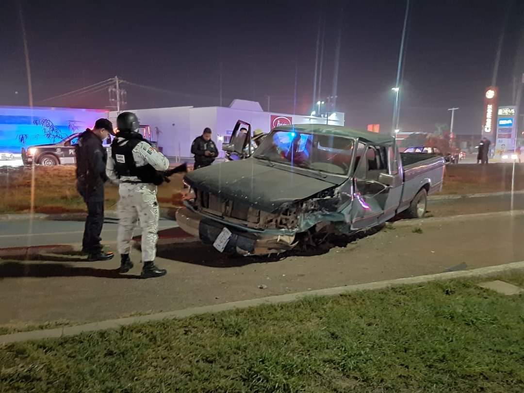 Conductor de camioneta choca contra arbotante y un vehículo en el Periférico de Gómez Palacio