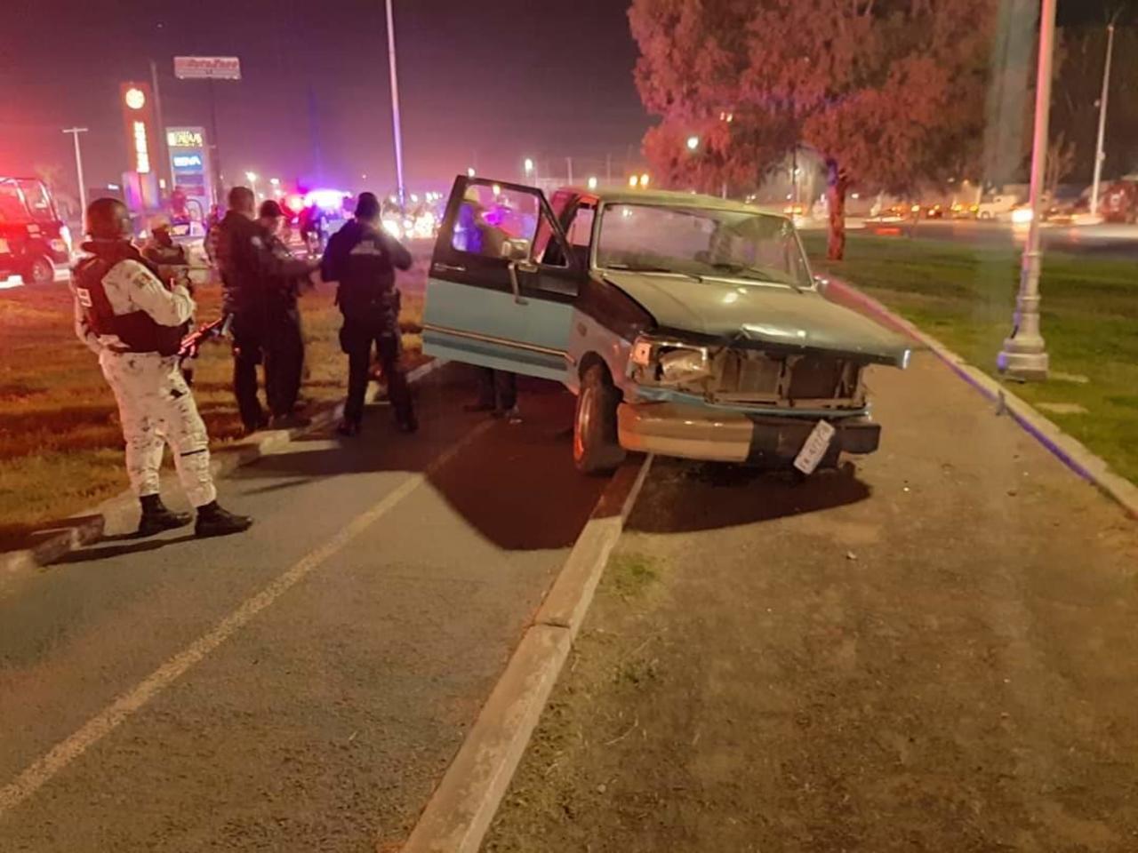 La Subdirección de Tránsito y Vialidad tomó conocimiento del choque de una camioneta contra un arbotante y un automóvil en el bulevar Ejército Mexicano (Periférico).
