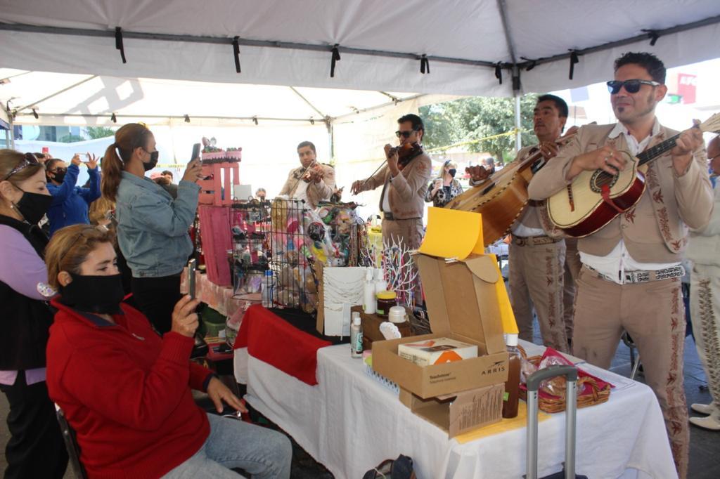 Con mariachi y pastel se celebró ayer en Torreón el sexto aniversario del Paseo de las Mujeres que promueve el ayuntamiento. (CORTESÍA)