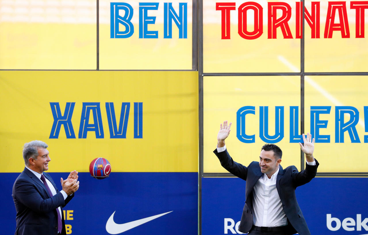 Xavi Hernández, explicó que el equipo azulgrana 'no se puede permitir empatar ni perder' desde el terreno de juego del Camp Nou durante su presentación como técnico ante miles de aficionados azulgranas. (FOTOS EFE)
