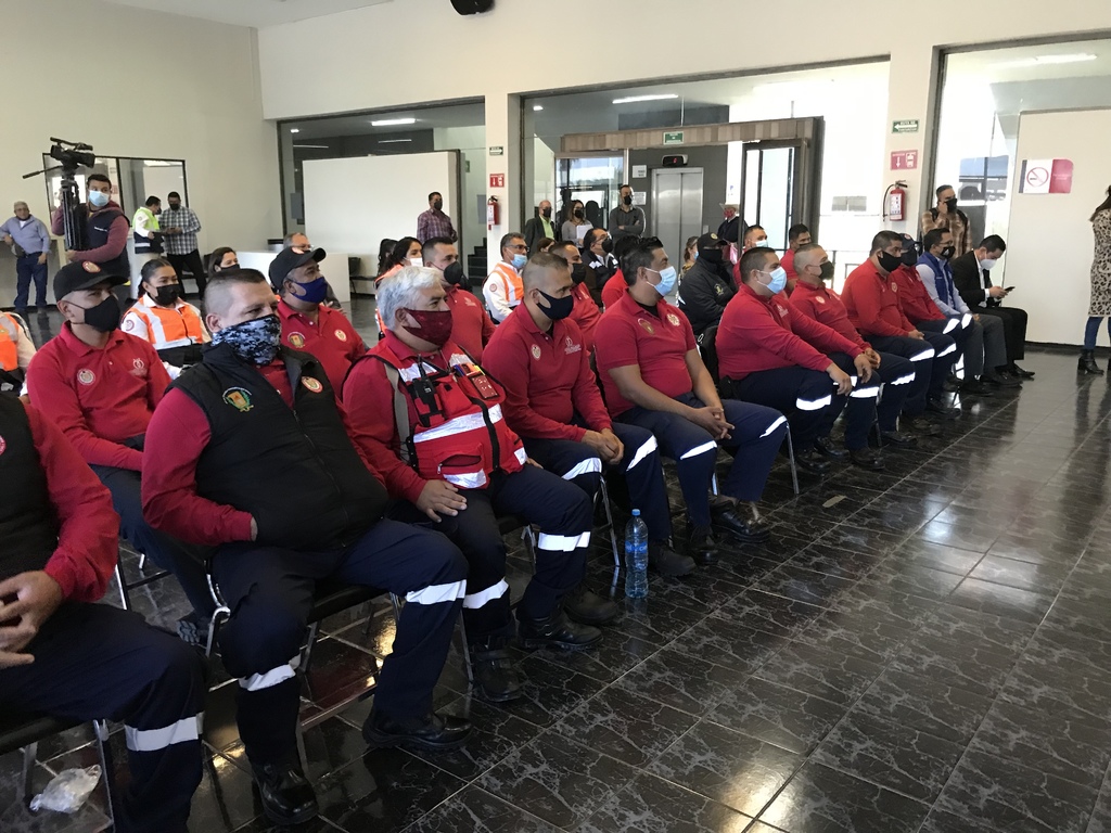 Se entregaron equipos de protección personal a los bomberos. (CORTESÍA)