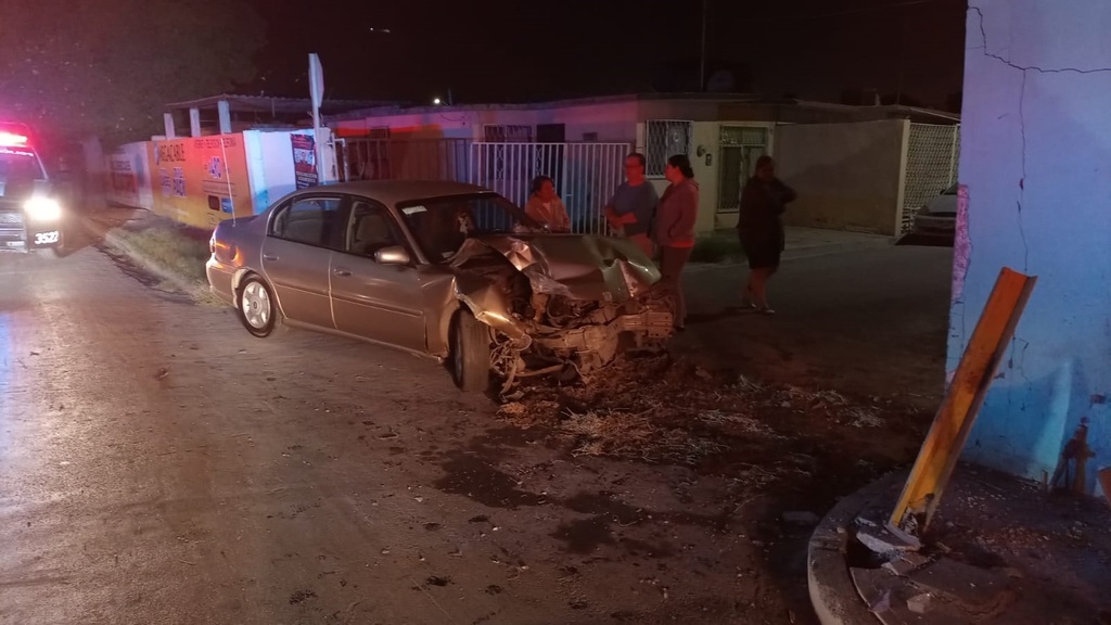 El vehículo se impactó contra un domicilio en la colonia Eduardo Guerra de Torreón. (EL SIGLO DE TORREÓN)