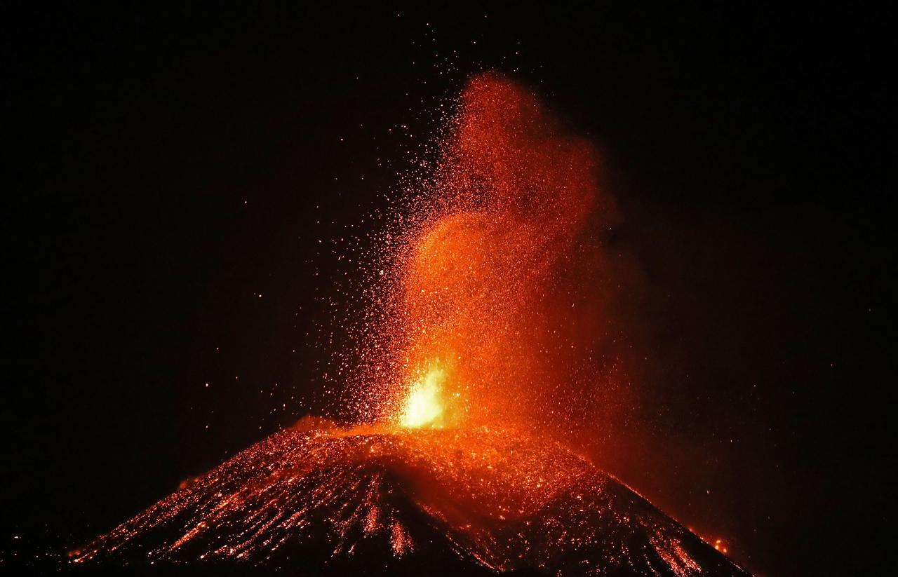 La lava del volcán de Cumbre Vieja en la isla española de La Palma ha logrado alcanzar la playa de los Guirres, cerca de la fajana que formó la primera colada, aunque no parece inminente que llegue al mar, en un momento en que el proceso eruptivo parece haber entrado en una fase 'más estable'. (ARCHIVO)

 