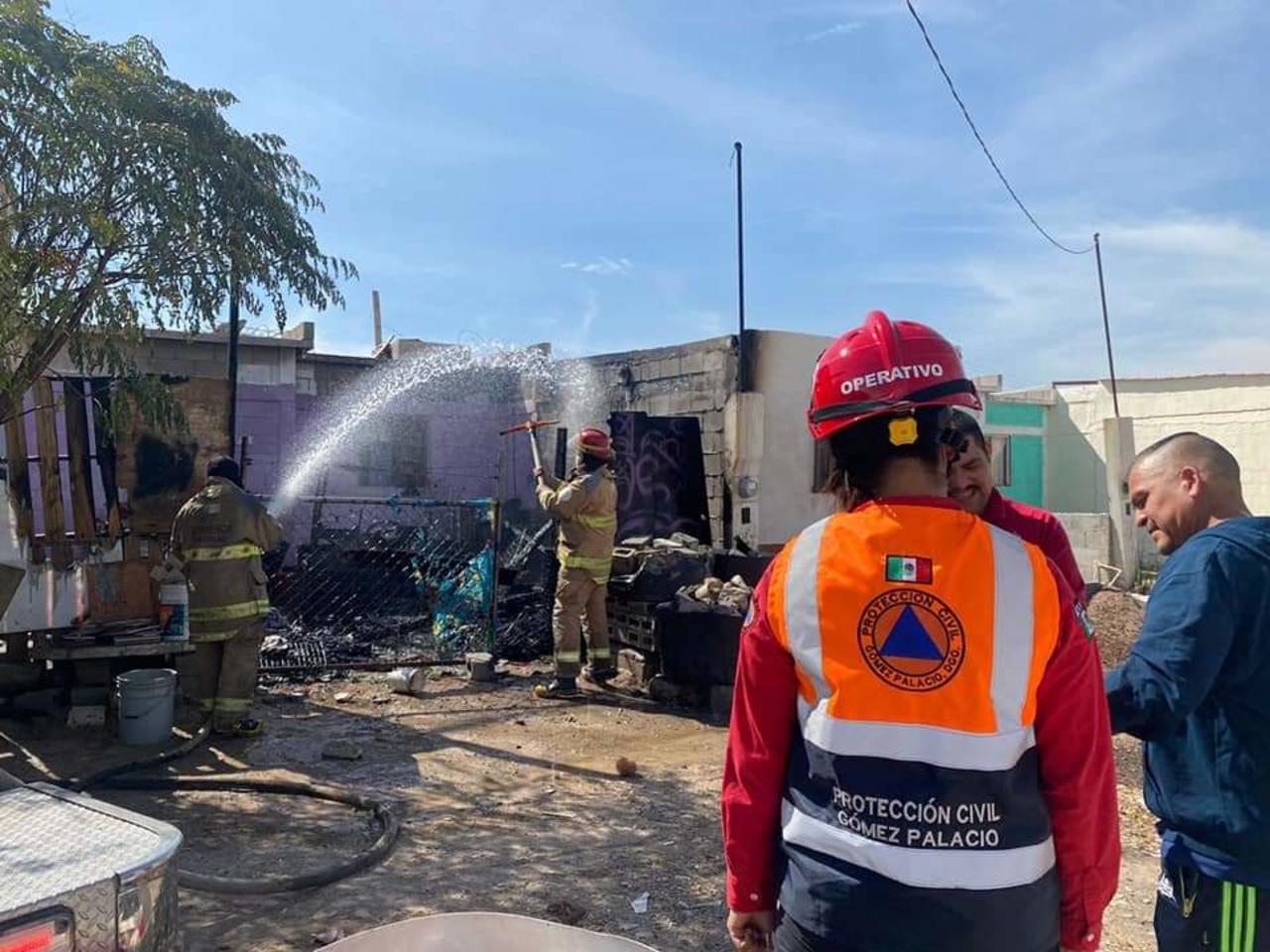 Los bomberos sofocaron las llamas de la vivienda en la colonia Centenario de Gómez Palacio. (EL SIGLO DE TORREÓN)