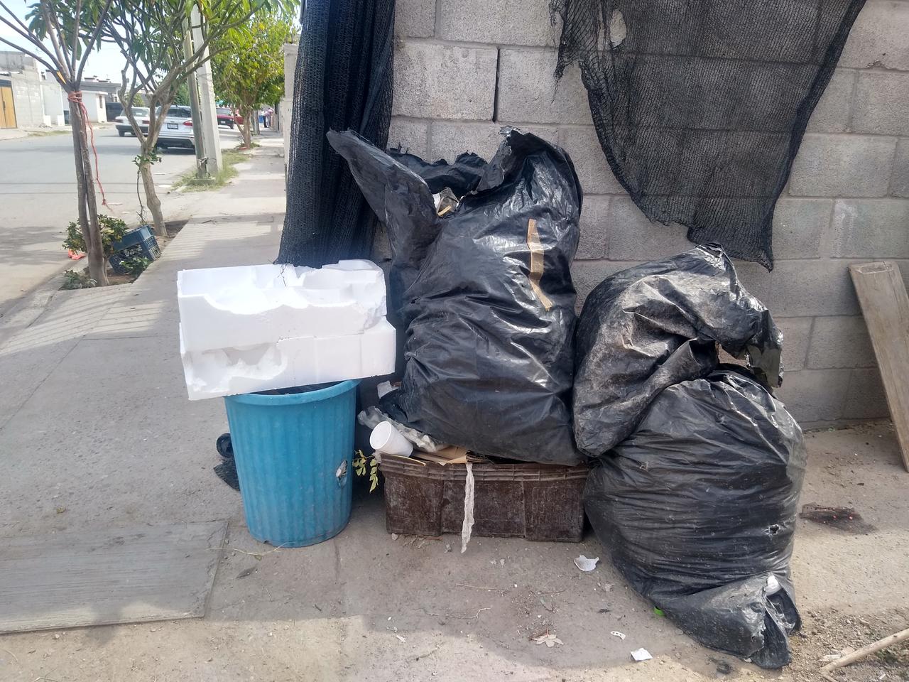 Habitantes de varios sectores del municipio de Francisco I. Madero denunciaron fallas en los servicios de recolección de basura y alumbrado. Por varias semanas también carecían del agua y dicen que desde el domingo se restableció el servicio, pero está saliendo con tierra.
