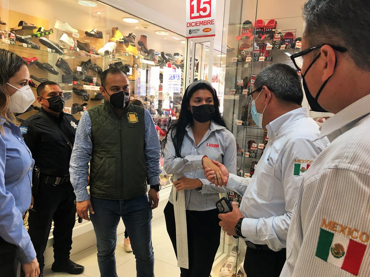 Autoridades municipales y estatales hicieron un recorrido por los centros comerciales y en las principales calles del Centro de Torreón para verificar que se cumplan las diferentes medidas de seguridad y sanitarias. (EL SIGLO DE TORREÓN)