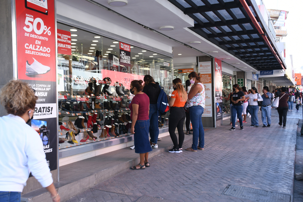 Arrecia la vigilancia en la recta final del año en Torreón por el Buen Fin, los festejos decembrinos y el aumento de efectivo. Se recomienda a la ciudadanía optar por pagar sus compras con tarjeta. (FERNANDO COMPEÁN)