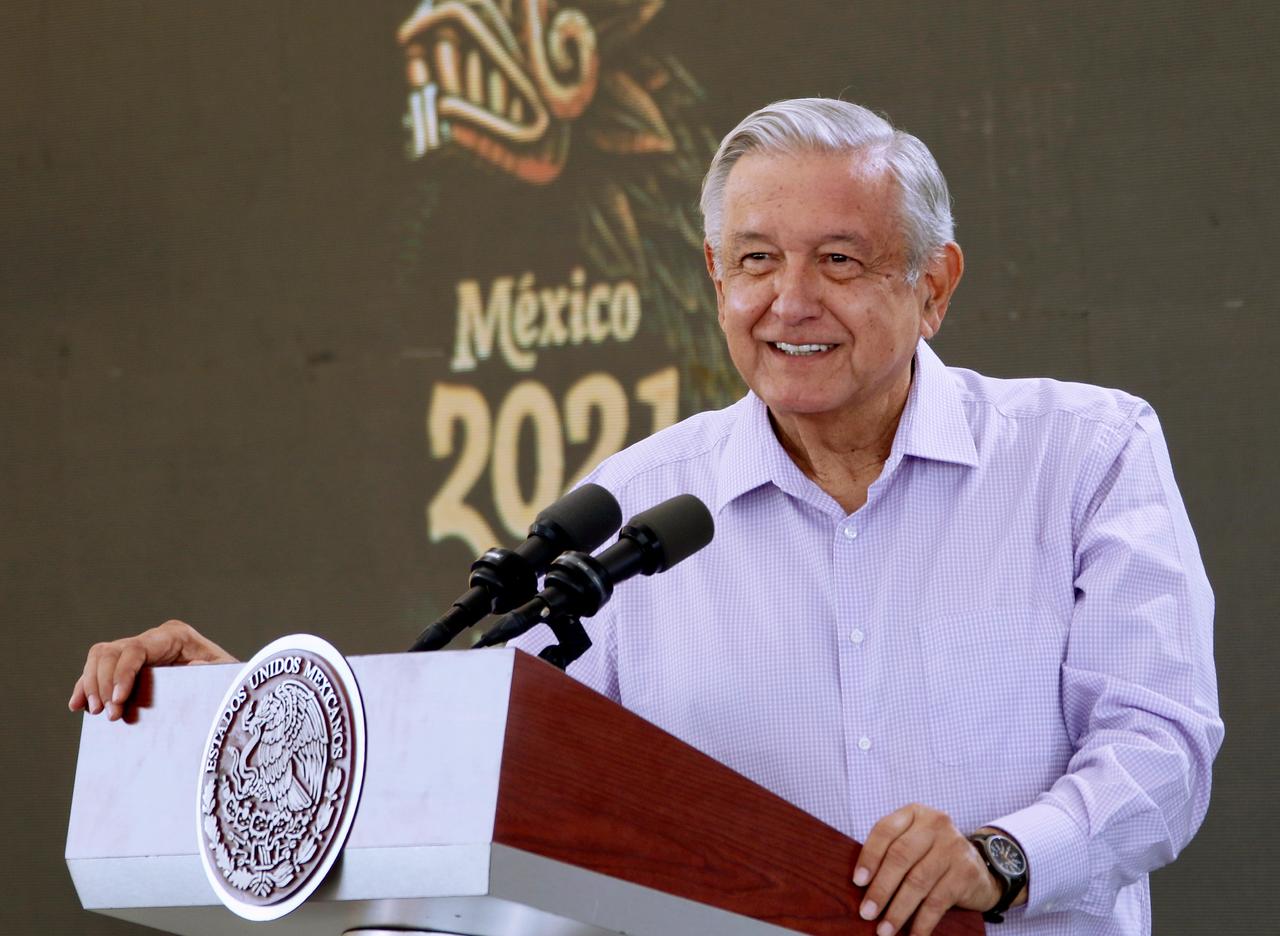Tras concluir su gira por Jalisco, Colima y Sonora, el presidente Andrés Manuel López Obrador viaja en vuelo comercial a la Ciudad de México para iniciar un 'retiro familiar' previo a su cumpleaños número 68. (ARCHIVO) 
