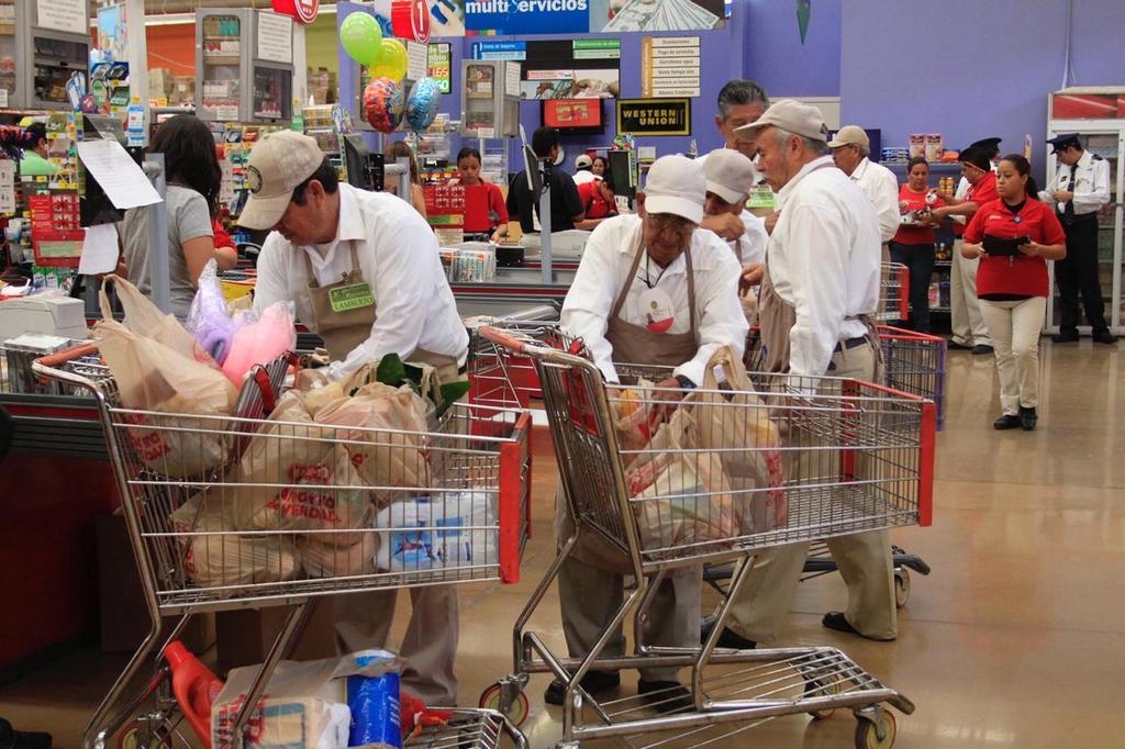 DIF Torreón ofrece terapia ocupacional remunerativa a adultos mayores que prestan servicio de empaque en centros comerciales.