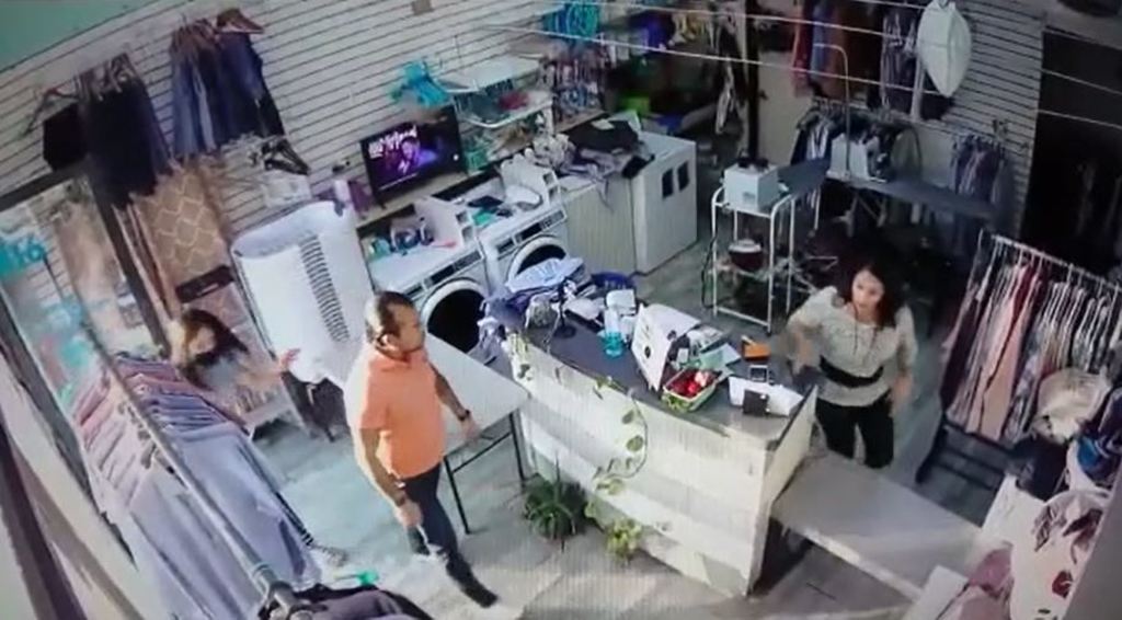 En redes sociales se viralizó el video donde se aprecia a Rogelio 'N' agrediendo a dos mujeres en una tintorería de Los Viñedos.