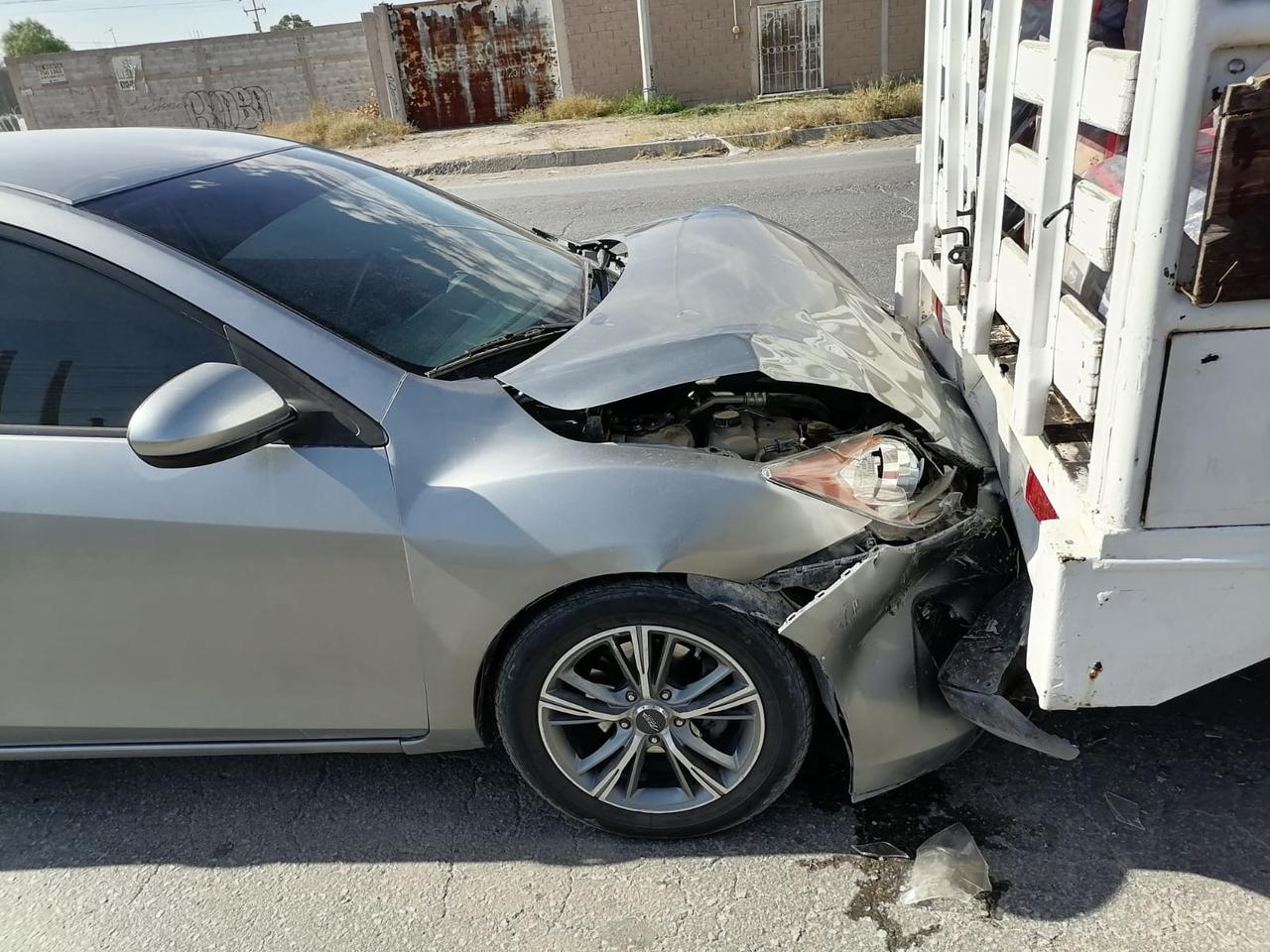 Conductor de auto se impacta por alcance contra camioneta sobre el bulevar Jabonoso de Gómez Palacio, del accidente las autoridades únicamente reportaron daños materiales.
