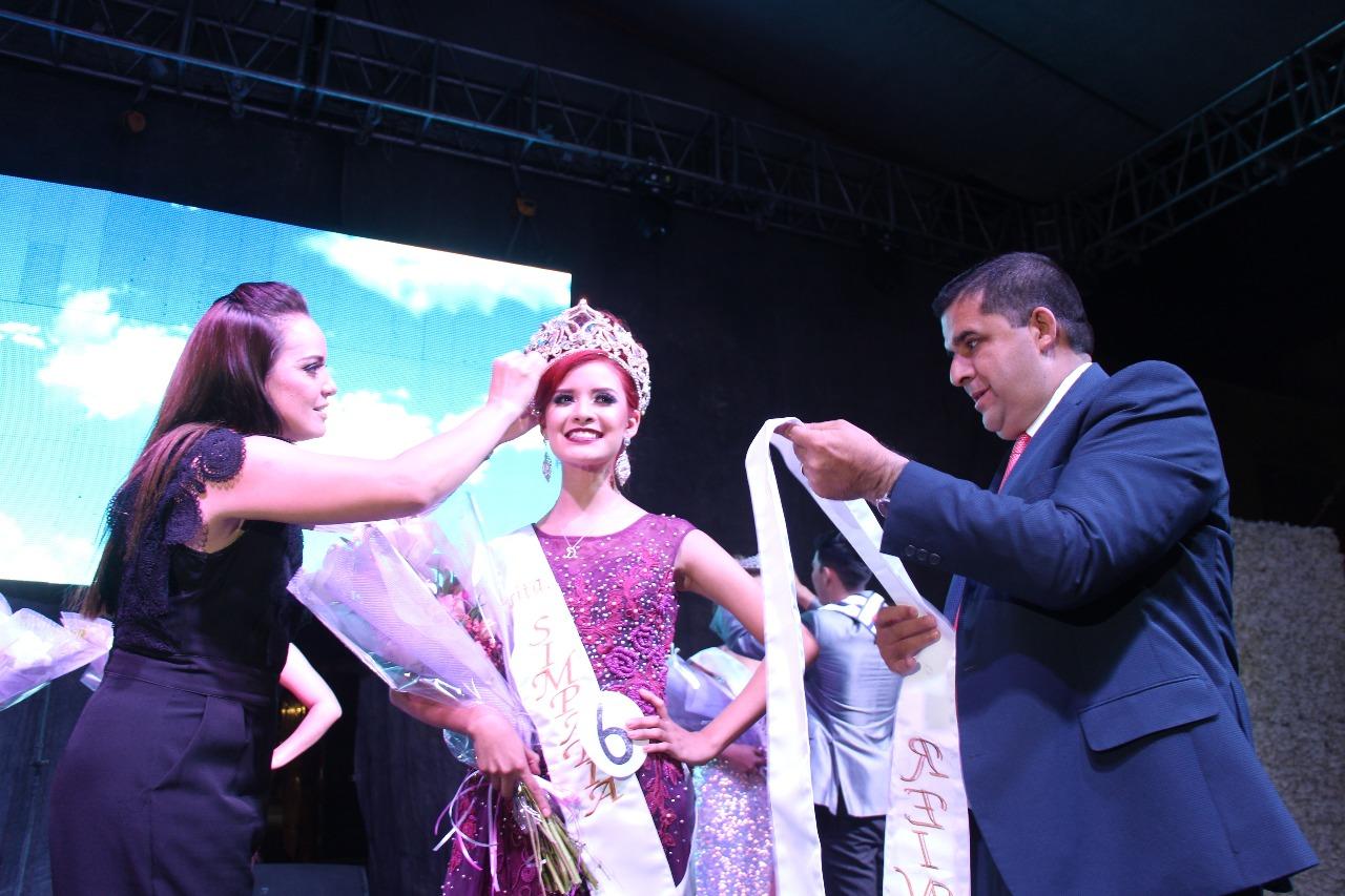 Ayer viernes 12 de noviembre, el Presidente Municipal de Lerdo Homero Martínez coronó a Cinthia Daen Ávila Hernández como reina de Lerdo y a Alexa Alvarado Flores como princesa, en la apertura de las celebraciones por el 127 Aniversario de la elevación de rango a ciudad.
