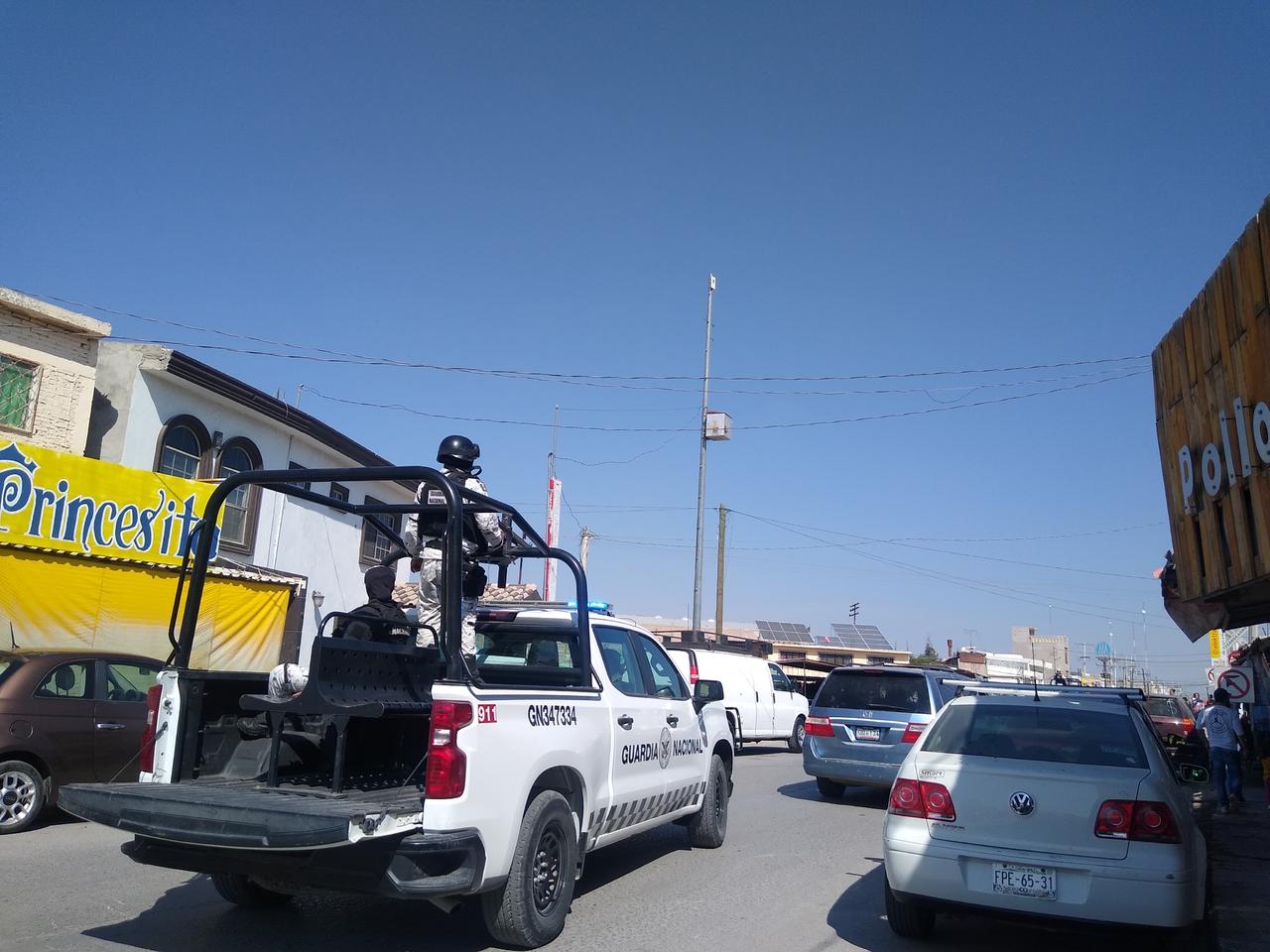 Durante este fin de semana se reforzará el operativo de vigilancia en la zona comercial de Francisco I. Madero por el Buen Fin, ya que a partir del sábado en algunos negocios extenderán el horario hasta las 11 de la noche.
