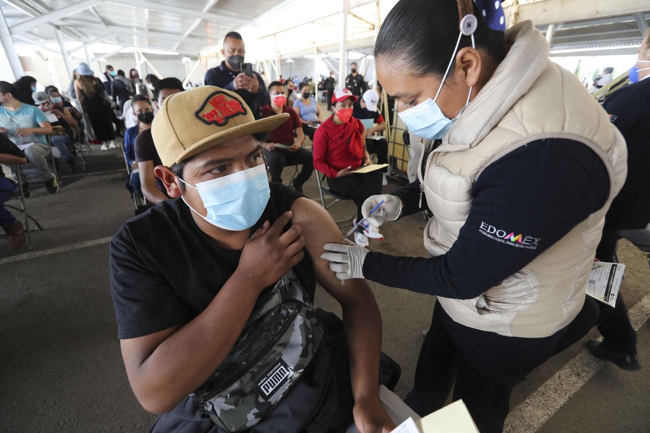 Esta vez, a diferencia de hace una semana, las largas filas avanzaron rápidamente en la sede de vacunación contra el COVID-19 para rezagados en la Escuela Naval Militar en la alcaldía Coyoacán. (ARCHIVO) 