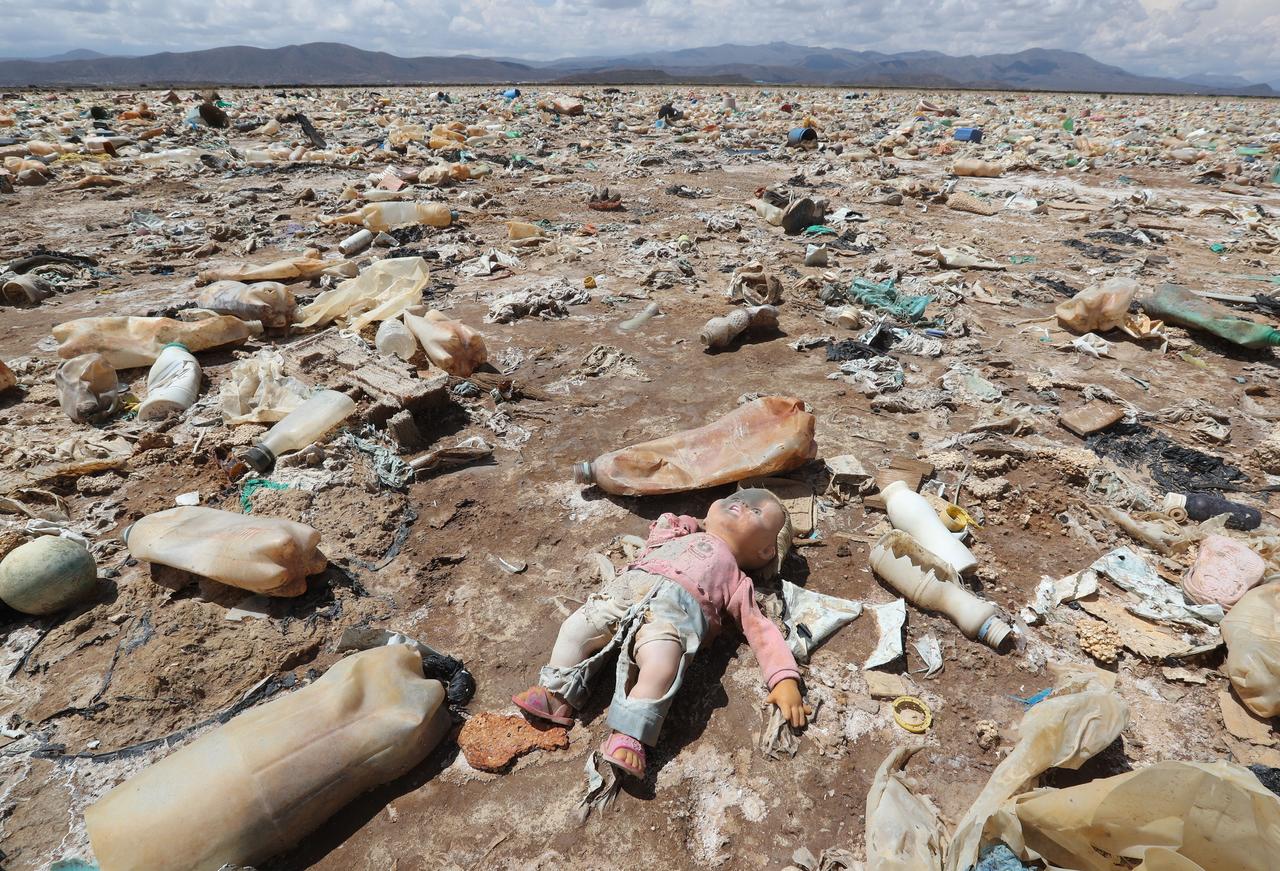 La COVID-19 ha supuesto un aumento en la demanda de plásticos de un solo uso y un equipo de investigadores, a través de un modelo, ha cifrado en unos ocho millones de toneladas los desechos de este tipo asociados a la pandemia, de los que más de 25,000 toneladas entran en los océanos. (ARCHIVO) 