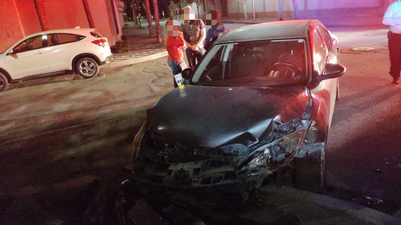 Un joven de 25 años de edad que circulaba en su vehículo en sentido contrario por la colonia San Isidro de la ciudad de Torreón, provocó un choque que dejó como saldo dos adultos mayores lesionados.
