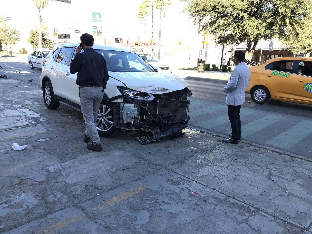 Un conductor presuntamente no respetó un alto. (EL SIGLO DE TORREÓN)