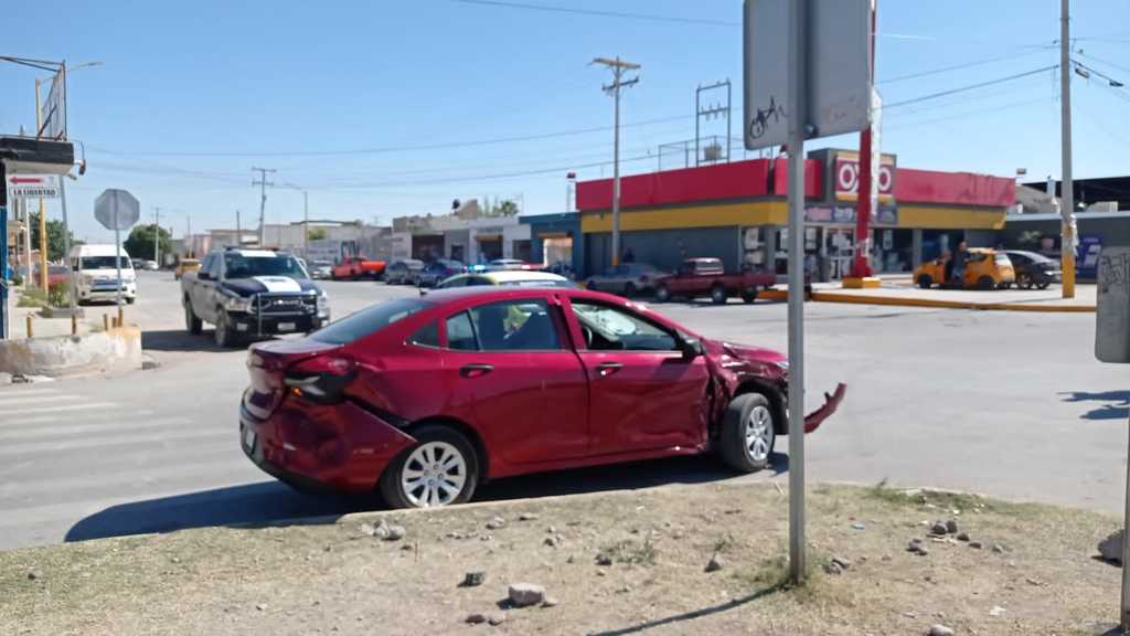 Tanto el vehículo particular como la patrulla resultaron con daños. (EL SIGLO DE TORREÓN)