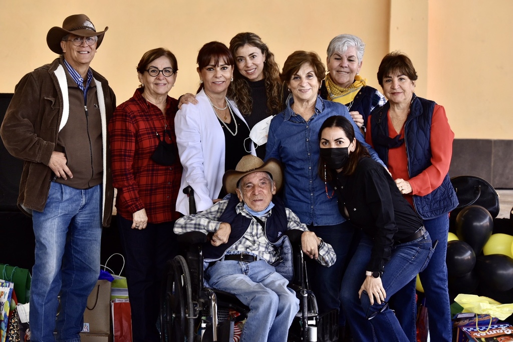 Toño Flores celebró sus 75 años acompañado de su familia y amigos.