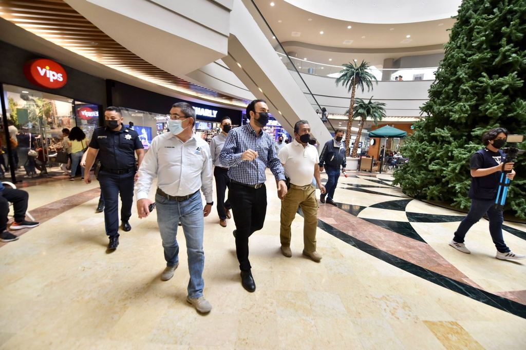 Autoridades estatales y municipales, junto a representantes del sector comercio, realizaron un recorrido en centros comerciales. (ÉRICK SOTOMAYOR)