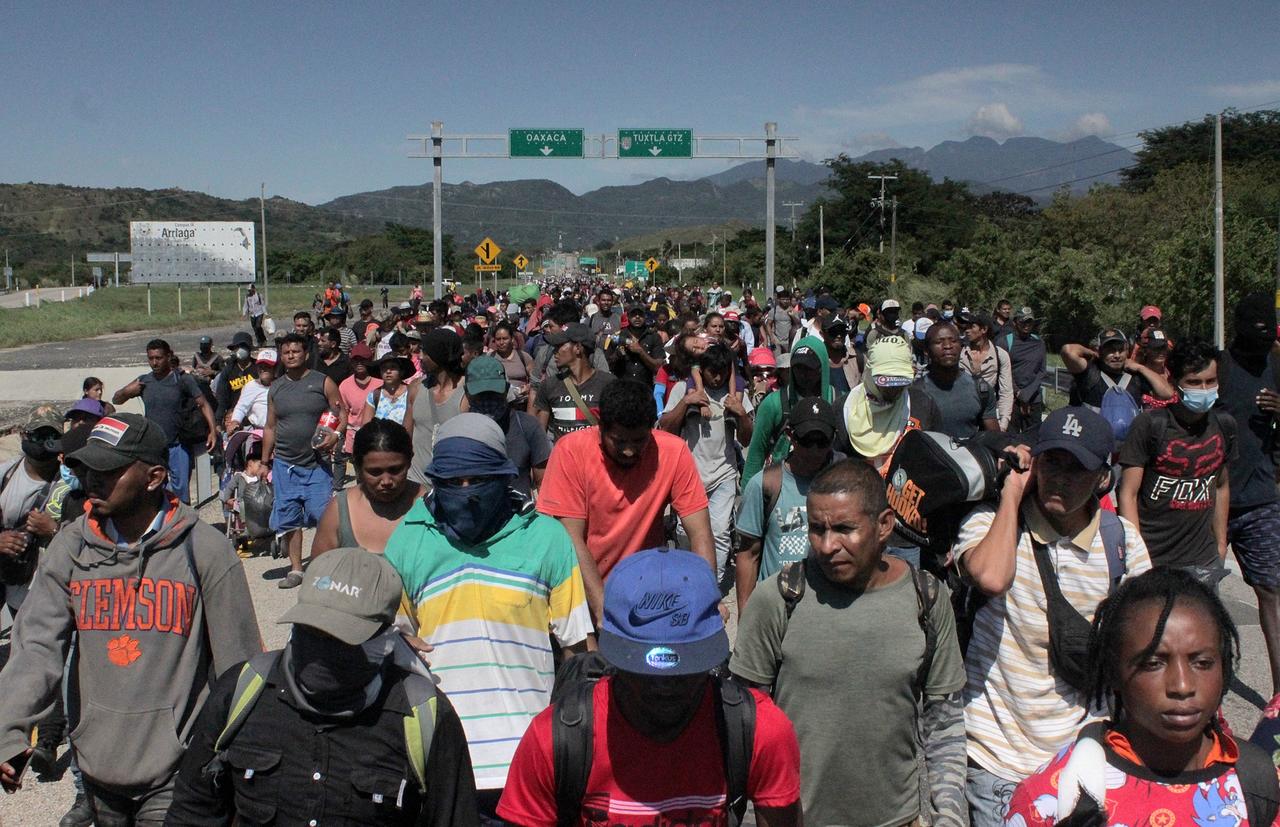 Los migrantes siguieron esta jornada caminando luego de que la Guardia Nacional negara el paso de tractocamiones con plataformas sobre la carretera. (ARCHIVO)