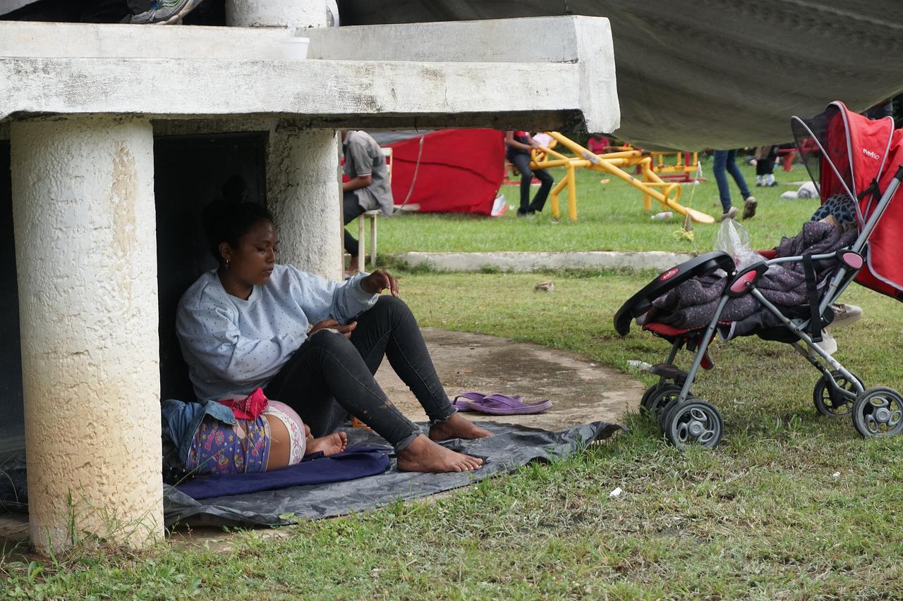 Migrantes centroamericanos toman un descanso durante su caravana hacia Estados Unidos, en la localidad de Donají, municipio de Matias Romero, estado de Oaxaca. (ARCHIVO)