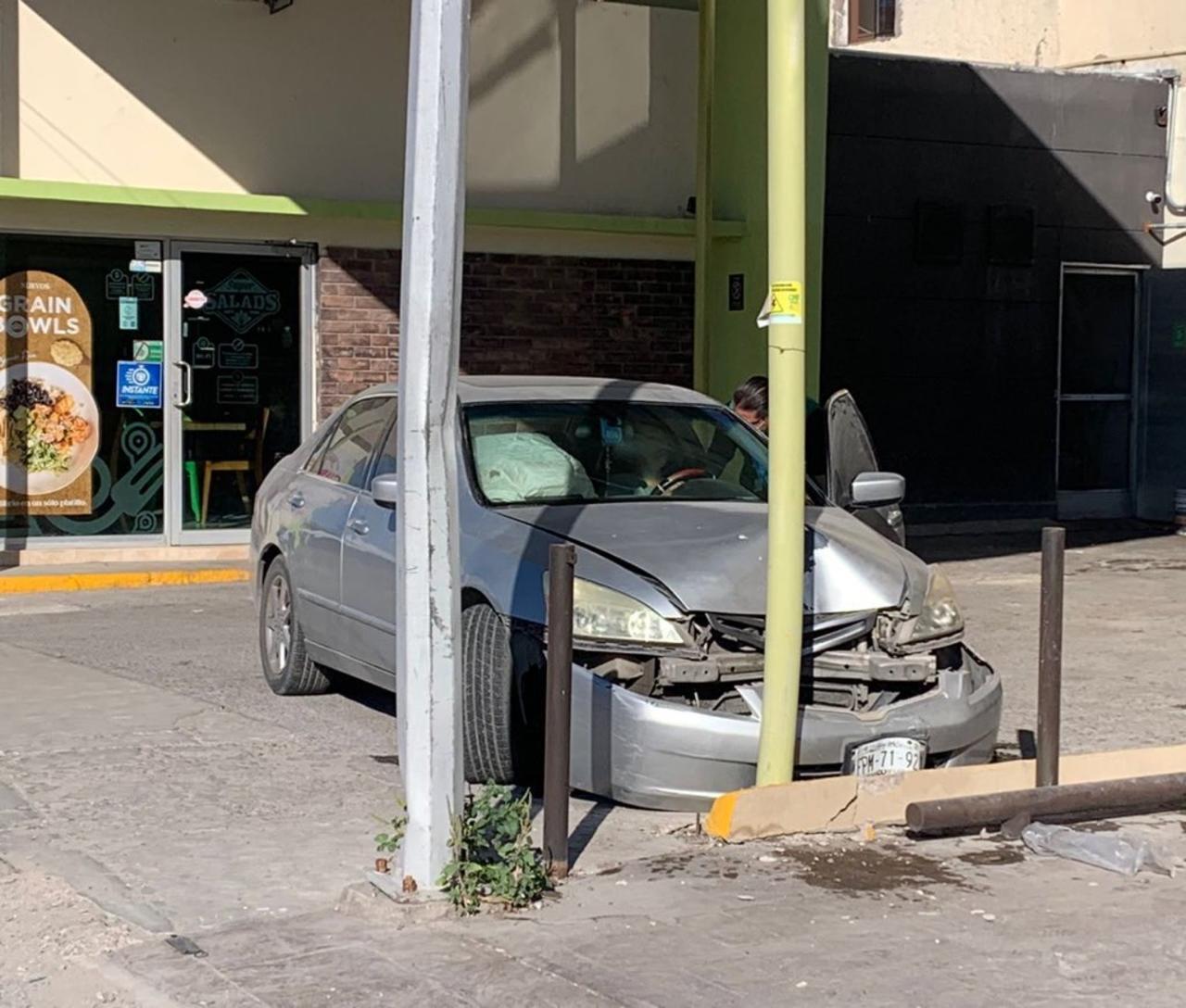 El vehículo siniestrado es un Honda Accord, color gris, el cual era conducido por Mariana, de 33 años de edad. (EL SIGLO DE TORREÓN)