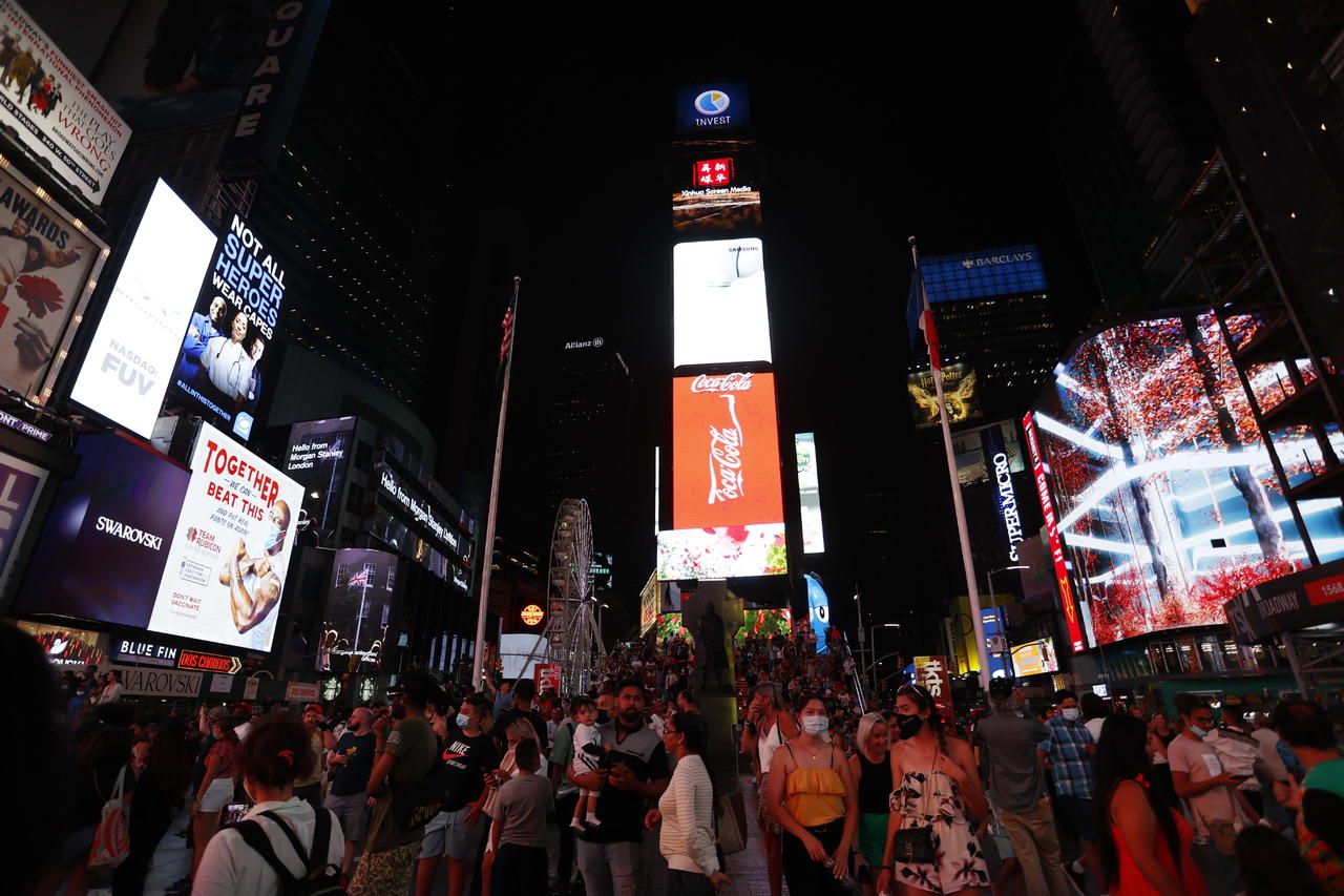 Las multitudes volverán a llenar Times Square en Nueva York esta víspera de Año Nuevo, con prueba de vacunación de COVID-19 requerida para los juerguistas que quieran ver caer la bola en persona, anunció el martes el alcalde Bill de Blasio. (ARCHIVO) 
