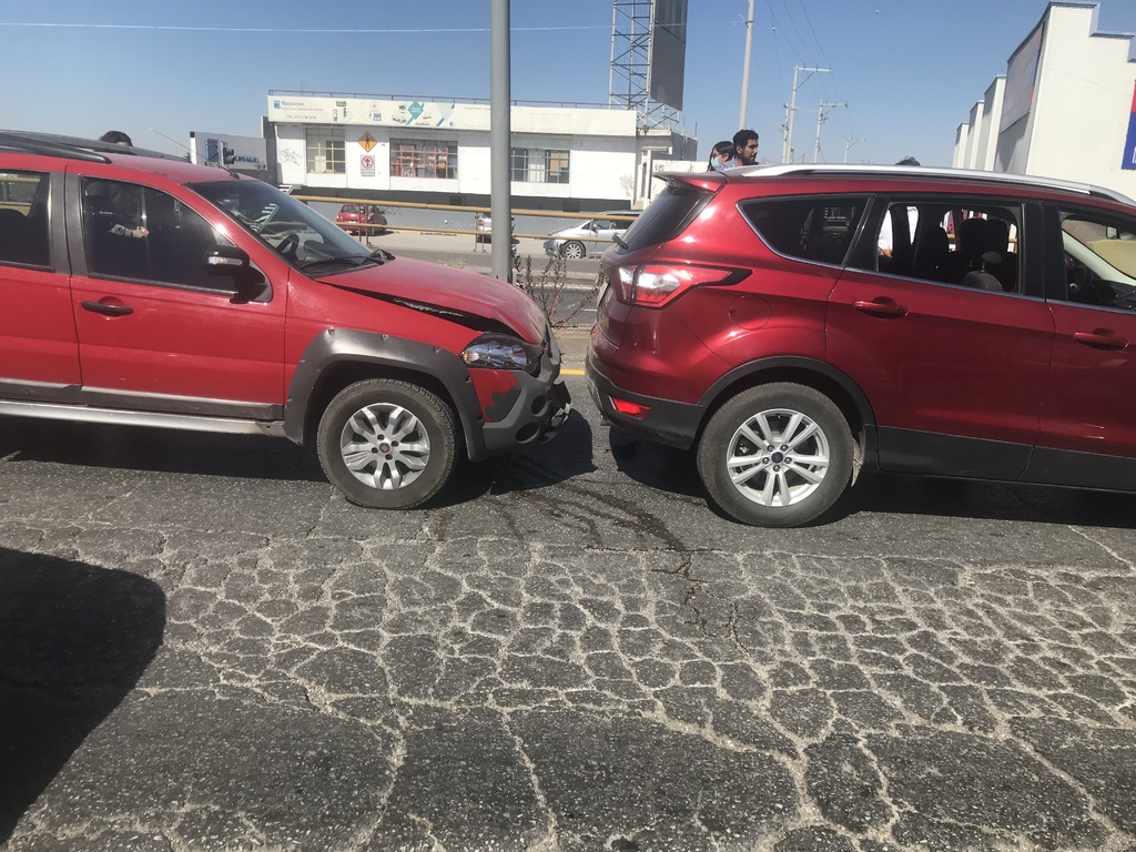 Los accidentes ocurrieron en el puente El Tajito del periférico Raúl López Sánchez. (EL SIGLO DE TORREÓN)