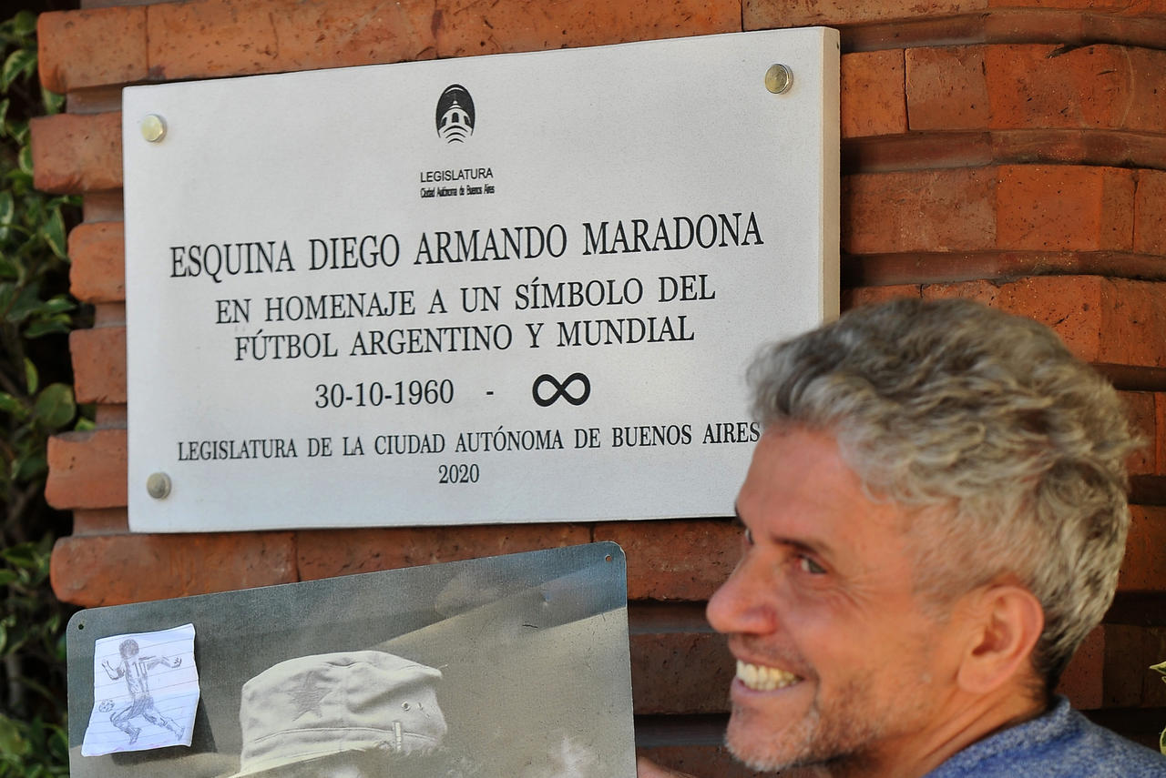 A falta de pocos días para que se cumpla el primer aniversario de su fallecimiento, las autoridades de la ciudad de Buenos Aires homenajearon este miércoles a Diego Maradona con la colocación de una placa en el edificio de las intersecciones de las calles Segurola y Habana 4310, en el barrio de Villa Devoto, uno de los lugares donde vivió el ídolo.
