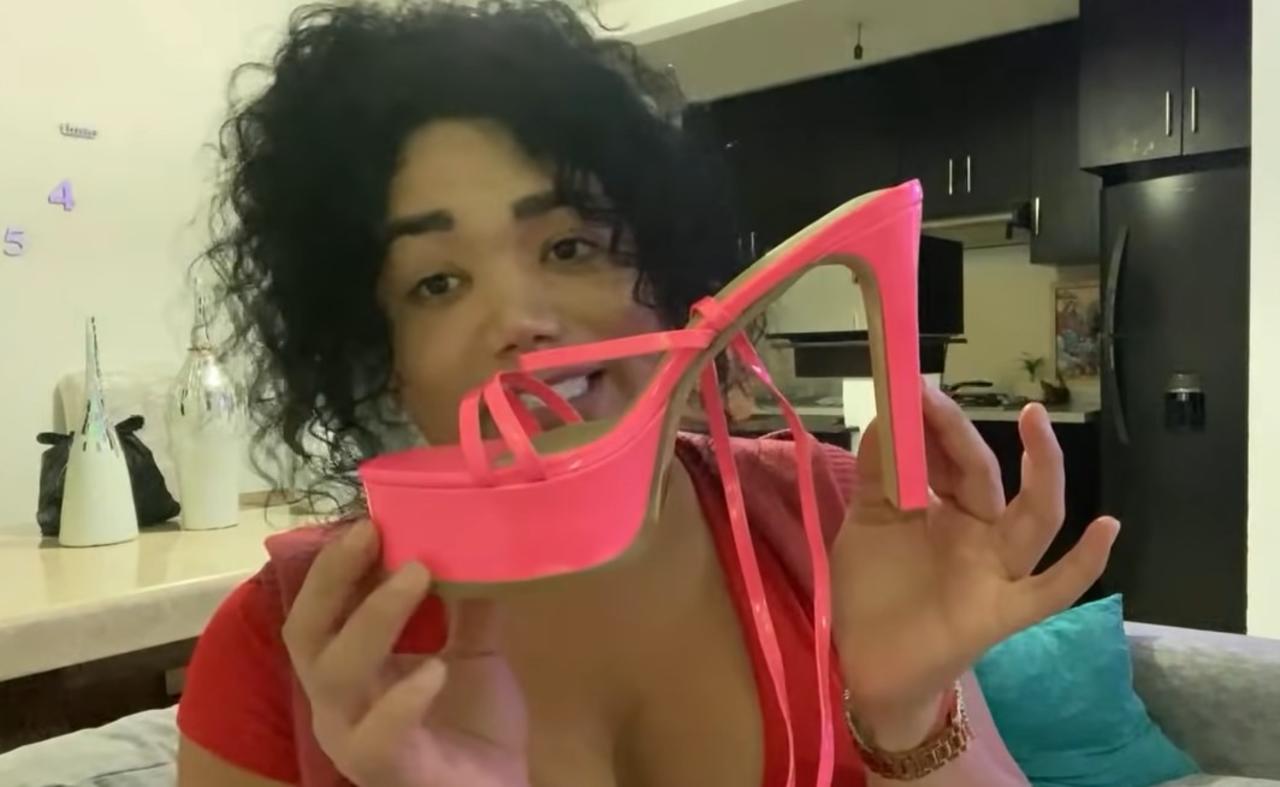 La influencer Paolita Suárez, de 'Las Perdidas', sacó una línea de calzado para pies grandes 'Patitas del 31/2', con las que aspira satisfacer el mercado de las mujeres transexuales.