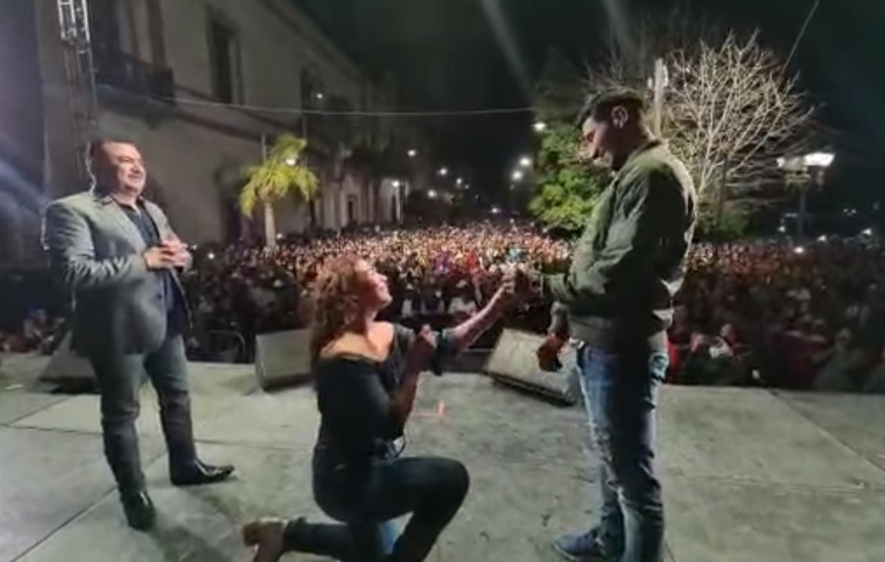 Frente al público y junto a Conjunto Primavera, la mujer le entregó el anillo de compromiso a su pareja para pedirle matrimonio durante los festejos por el 127 aniversario de Lerdo (CAPTURA) 